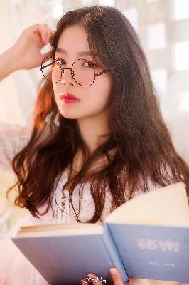 年轻的女孩在办公室推荐香水